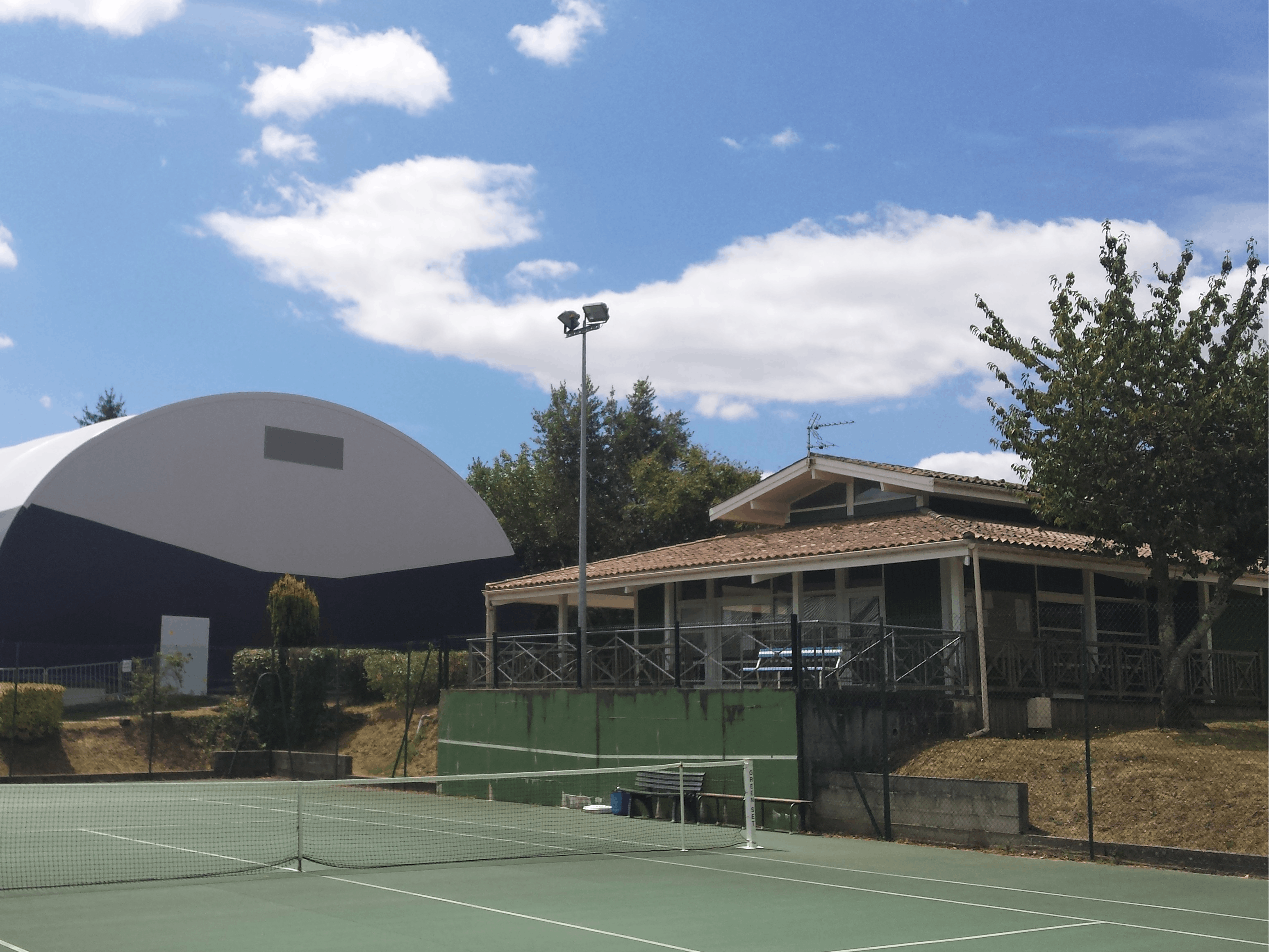 Court de tennis en terre battue couvert